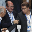 El presidente de Murcia, Pedro Antonio Sánchez (centro), saluda al presidente gallego, Alberto Núñez Feijóo, y al de La Rioja, José Ignacio Carniceros, este fin de semana en el congreso del PP.-EFE / JAVIER LIZÓN