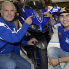 Giacomo Agostini junto a Jorge Lorenzo, en el box de Movistar-Yamaha.-MOTOGP.COM