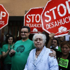 Protesta contra un deshaucio en Badalona (Barcelona).-/ RICARD CUGAT