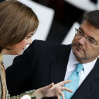 El ministro de Justicia, Rafael Catalá, con la vicepresidenta Soraya Sáenz de Santamaría, este lunes, en el desfile militar en Madrid.-EFE / JAVIER LIZÓN