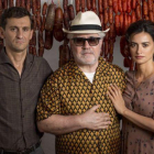 Pedro Almodóvar, con Raúl Arévalo y Penélope Cruz, en una imagen promocional de Dolor y gloria-MANOLO PAVÓN