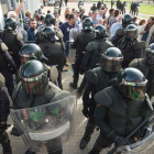 Un grupo de antidisturbios de la Guardia Civil durante el referéndum del 1-O en Mora la Nova.-JOAN REVILLAS