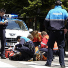 La mujer accidentada es atendida por miembros del 112 para su posterior traslado al Complejo Hospitalario de Soria. / ÁLVARO MARTÍNEZ-