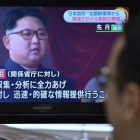 Un hombre mira un informativo en televisión sobre el lanzamiento de misiles de Pionyang, este miércoles, en Tokio (Japón).-AFP / KAZUHIRO NOGI