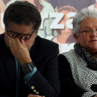 os dirigentes de la FARC Iván Márquez e Imelda Daza anuncian en Bogotá la retirada de la candidatura de Rodrigo Londoño, Timochenko, a la presidencia de Colombia.-EFE / MAURICIO DUEÑAS CASTAÑEDA