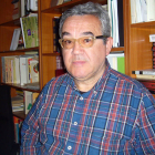 Luis Castro Berrojo, catedrático de Historia e investigador, en su biblioteca.-