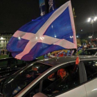 Partidarios de la independencia agitan una bandera de Escocia en el centro de Glasgow.-Foto: REUTERS / CATHAL MCNAUGHTON