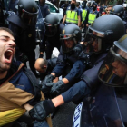 La Policía Nacional carga en la escuela Ramon Llull de Barcelona.-/ FERRAN NADEU