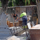 Trabajos del Plan de Empleo, ayer en el cementerio.-HDS
