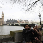 Turistas haciéndose un selfi frente al Parlamento de Westminster.-AFP / ADRIAN DENNIS