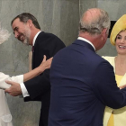 El príncipe Carlos y su mujer, Camila Parker, saludan a los reyes Felipe y Letizia a su llegada a la capital británica.-AP / HANNAH MCKAY