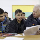 El ministro español de Asuntos Exteriores, José Manuel García-Margallo, conversa con los alumnos de una escuela de Gaza que ha visitado.-Foto: ZIPI/ EFE