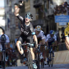 Elia Viviani (Sky) se proclama vencedor de la segunda etapa del Giro, en Génova.-Foto:   REUTERS / LAPRESSE / FABIO FERRARI