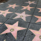 Pegatinas de la estrella de Donald Trump que han aparecido en el Paseo de la Fama de Hollywood.-EL PERIÓDICO