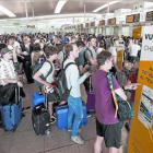 Colas en la terminal de Vueling de El Prat el pasado 1 de julio.-ROBERT RAMOS