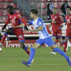 Diamanka intenta controlar el balón en un lance del juego, ayer, en los Pajaritos ante el Málaga.-LUIS ÁNGEL TEJEDOR