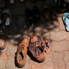 Zapatos con restos de sangre en los alrededores de la iglesia de San Sebastian, en Negambo, cerca de Colombo.-X02943