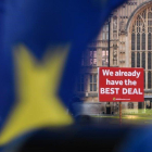 Una pancarta ante la sede parlamentaria británica sostiene que ya se ha alcanzado el mejor pacto posible sobre el brexit.-LEON NEAL (GETTY IMAGES)
