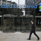 El banco británico Standard Chartered sancionado por los EEUU.-AP