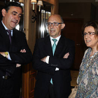 Antonio Pardo, Cristóbal Montoro y Marimar Angulo, ayer antes del encuentro con los empresarios. / V.G.-