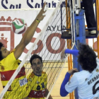 Elvis de Oliveira con la camiseta amarilla de Ibiza en el partido de la pasada temporada en Los Pajaritos.-Valentín Guisande