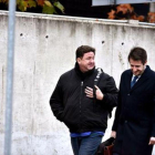 Peñas (izquierda), camino de la 24ª sesión del macrojuicio de la 'Gürtel' en San Fernado de Henares, ayer.-EFE / FERNANDO VILLAR