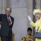 El príncipe Felipe y la reina Isabel II de Inglaterra a su llegada a la catedral de San Pablo.-EFE