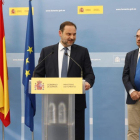Abalos, hoy, en el acto de inauguración del tramo de la A-23 junto al presidente de Aragón Javier Lambán-EL PERIÓDICO