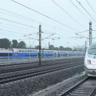 Un AVE de Renfe (a la derecha) detenido en la estación de Figueres-Vilafant junto a un TGV de la SNCF, el pasado 9 de enero.-MÓNICA TUDELA