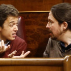 Pablo Iglesias e Íñigo Errejón discuten en el Congreso de los Diputados, en enero, los días previos a Vistalegre 2.-AGUSTÍN CATALÁN