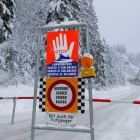 Una señal de advertencia de peligro de avalancha en una carretera cerrada después de fuertes nevadas cerca de Obertauern, Austria.-REUTERS / LEONHARD FOEGER