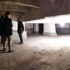 En marzo de 2019, un grupo de familiares de republicanos enterrados en Cuelgamuros obtuvo permiso de Patrimonio Nacional para acceder al tercer nivel de una de las criptas de la basílica del Valle de los Caídos. En la imagen, familiares en el interior.-EL PERIÓDICO