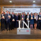Foto de familia de los premiados y las autoridades tras la entrega de los V Premios Innovadores-