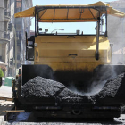 Trabajos de pavimentación en una de las calles de la capital. /ÁLVARO MARTÍNEZ-