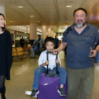 El artista y crítico del régimen chino, Ai Weiwei, con su hijo, Ai Lao, y su pareja, Wang Fen , a su llegada al aeropuerto de Múnich, este jueves.-Foto: REUTERS / MICHAELA REHLE