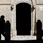 Entrada principal de la sede dentral del banco Monte Paschi di Siena, en Siena.-MAX ROSSI / REUTERS