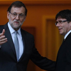 Mariano Rajoy y Carles Puigdemont, en el Palacio de la Moncloa en abril del 2016.-DAVID CASTRO