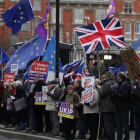 Partidarios y contrarios al brexit ante el Parlamento europeo.-DANIEL LEAL-OLIVAS / AFP