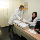 Una enfermera con la médico en una consulta de un centro de salud de Valladolid-J.M. Lostau