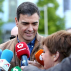 Pedro Sánchez atiende a los medios al inicio de la Manifestación del 1 de Mayo, en Madrid.-DAVID CASTRO