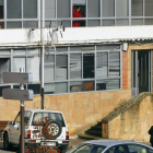 Imagen del bloque de viviendas en una de las cuales vive uno de los detenidos ayer en la operación contra el tráfico de drogas.-MARIO TEJEDOR
