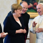El Papa (derecha) recibe a Merkel y a su marido, Joachim Sauer (izquierda), en una audiencia privada en el Vaticano, el 17 de junio.-EFE / ETTORE FERRARI