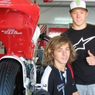 Remy Gardner, sentado, junto a su amigo Dakota Mamola, en Misano.-EMILIO PÉREZ DE ROZAS