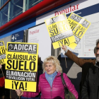 Miembros de Adicae se manifiestan en Madrid por las cláusulas suelo.-Mariscal / EFE