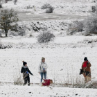 Carretera entre Navalcaballo y Camparañón en la mañana de ayer.-LUIS ÁNGEL TEJEDOR