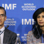 Gita Gopinath (derecha), economista jefa del FMI, presentó el informe de Perspectivas Económicas Globales.-EFE