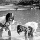 Renia (derecha) y su prima Lila, alrededor de 1933-/ ARCHIVO FAMILIAR