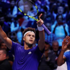 Tsonga celebra con el público francés el triunfo sobre Darcis.-REUTERS / YVES HERMAN