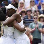 Serena (izquierda) y Venus Williams se abrazan tras el partido de octavos de final de Wimbledon, que ha acabado con victoria de la menor de las hermanas.-REUTERS / TOBY MELVILLE