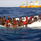 Momento en que varios inmigrantes son rescatados el lunes en alta mar cerca de la costa italiana.-ONG SOS MEDITERRANEE